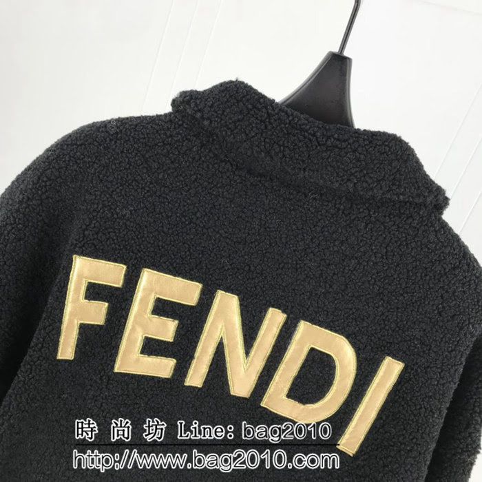 FENDI芬迪 18ss秋冬 搖粒絨大字母貼布繡 寬鬆版 棉服外套 背後品牌字母刺繡圖案 男女同款 ydi2568